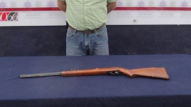 Observó que un perro entró al patio de la vivienda para hacer sus necesidades fisiológicas, por lo que tomó un rifle de calibre 22 y lo accionó contra el animal, señala la dependencia.