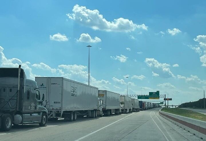 Camiones en Laredo, Texas, esperando ante fallas del sistema de Aduanas de México