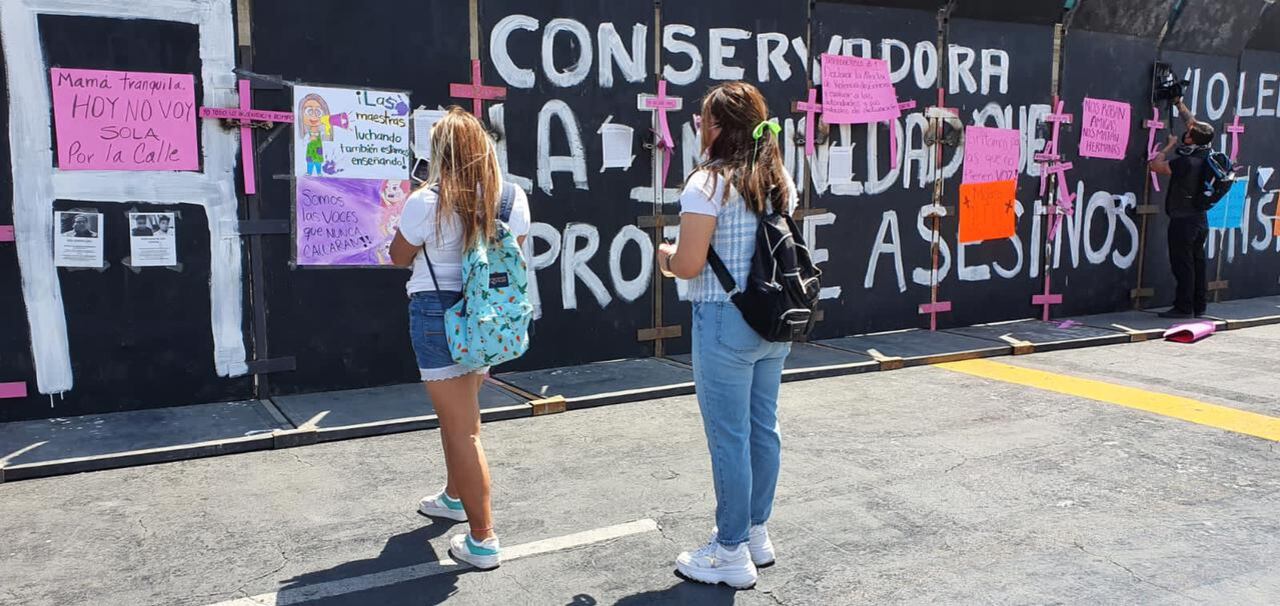 Mujeres frente a la valla de Palacio Nacional por el Día Internacional de la Mujer 2022