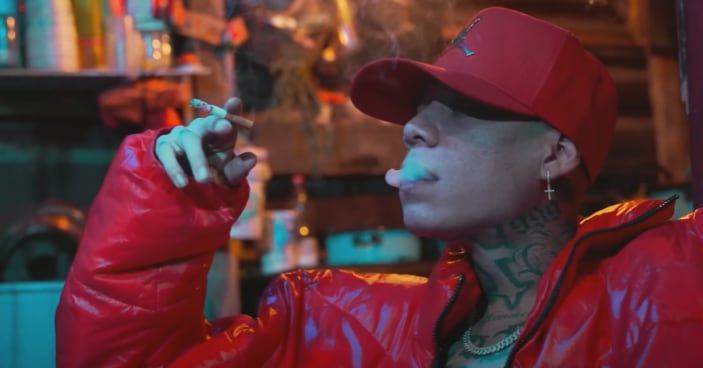 Santa Fe Klan fuma tabaco en "Separaos".