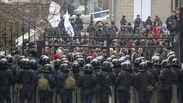 Policías antidisturbios bloquean el paso a grupo de manifestantes prorrusos que intentan ocupar la sede de la Delegación del Gobierno central de Ucrania, en Donetsk