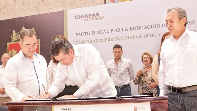 Rutilio Escandón, gobernador de Chiapas, firma pacto educativo para niños y adolescentes