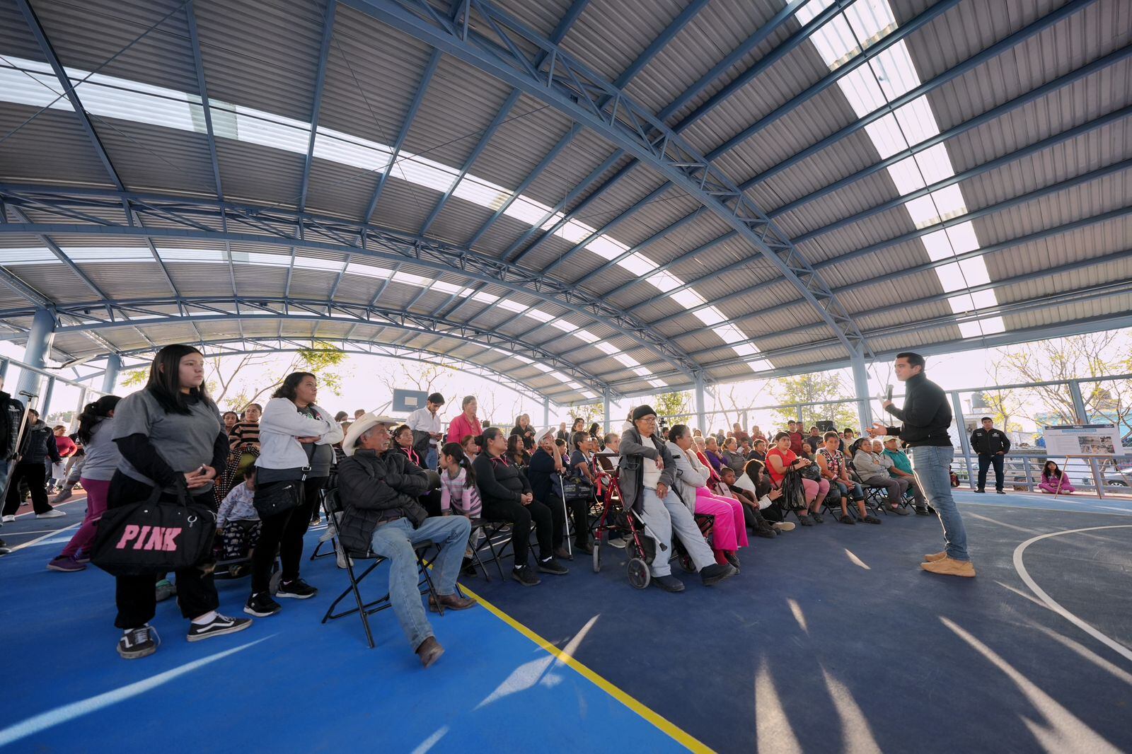 Felifer Macías entrega rehabilitación de parque y arcotecho en Patria Nueva.