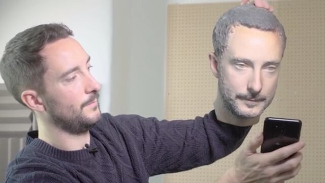 Thomas Brewster y un modelo de su cabeza en 3D.