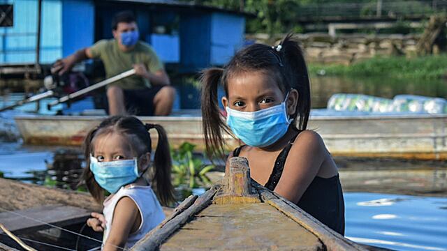 Niñas con cubrebocas