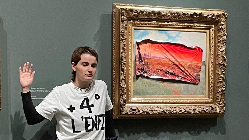 ¿Qué le pasó al cuadro de Claude Monet, “Las Amapolas”? Una activista ambientalista lo interviene para alertarnos del aterrador futuro