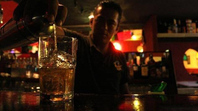 <span>El fácil acceso hizo que la edad de inicio de consumo de bebidas embriagantes se redujera a los 12 años en la capital.</span>