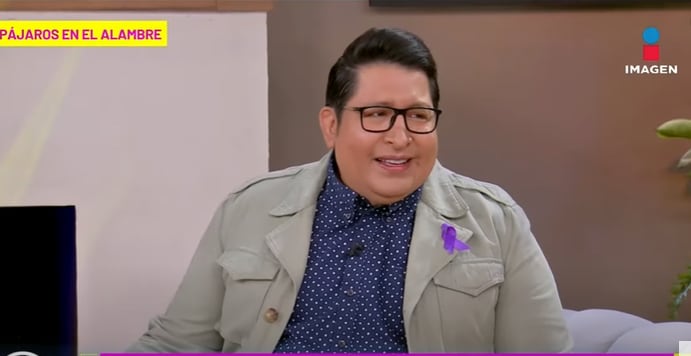 Alex Kaffie, conductor en Sale el Sol, se conmueve por Victoria Ruffo.