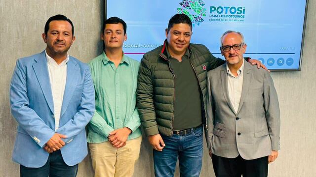 Ricardo Gallardo, tercero de izquierda a derecha