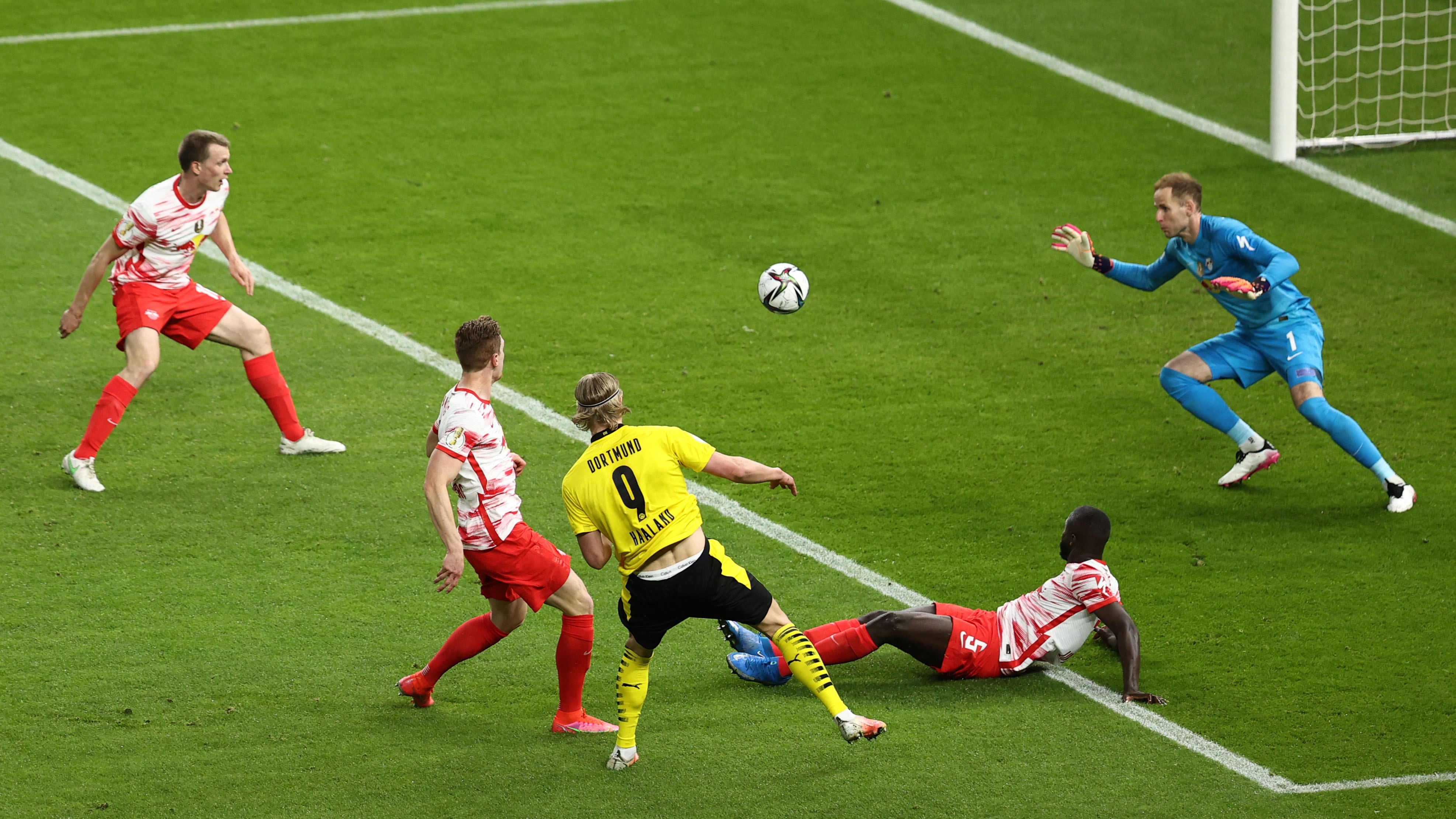Erling Haaland humilla a Dayot Upamecano en la final de la Copa de Alemania