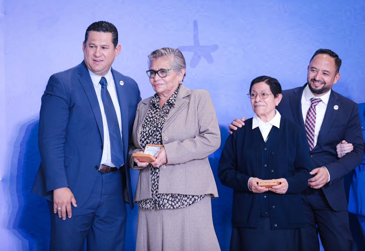 Diego Sinhue reconoce a maestros