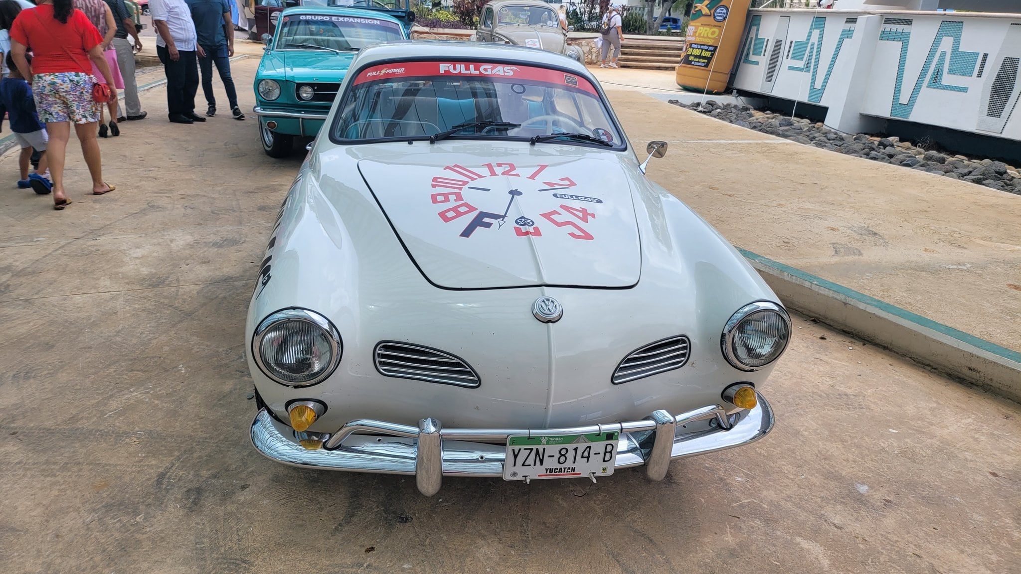 Volkswagen Karmann Ghia que conduce Felipe Calderón