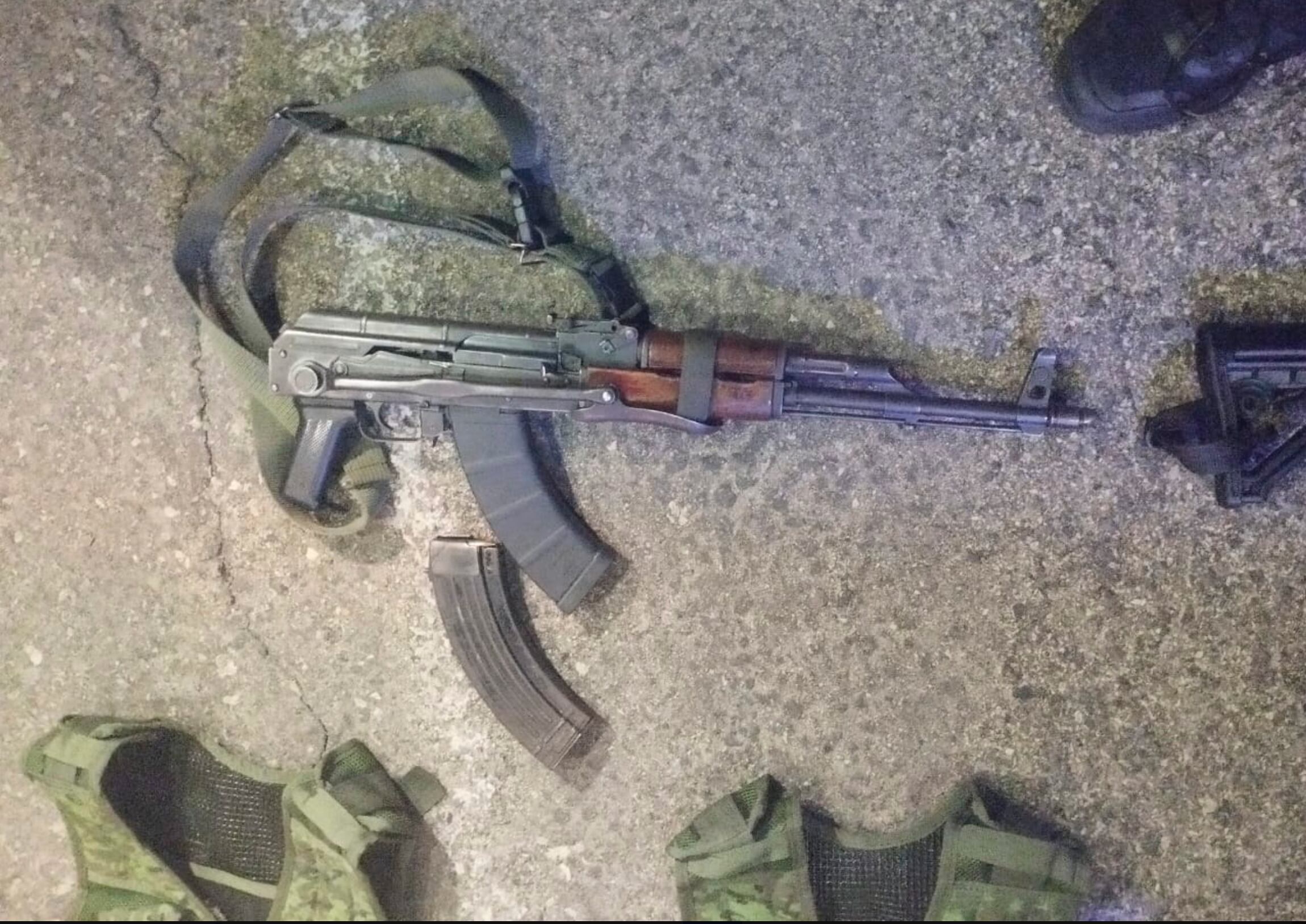 Durante el operativo en Amanalco las autoridades aseguraron armas de alto calibre que portaban los detenidos.