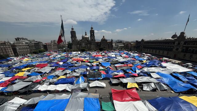 Maestros de la Coordinadora Nacional de Trabajadores de la Educación (CNTE) en plantón en el Zócalo capitalino