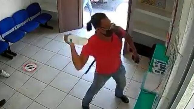 Supuesto exmilitar golpea a mujer en el centro de Oaxaca, para luego pedirle ayuda.