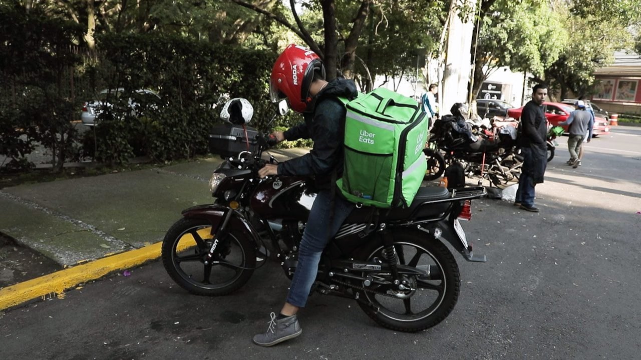 Conductores acusan a Uber de reportar menores ingresos ante el IMSS; compañía afirma que trabaja en implementación de reforma