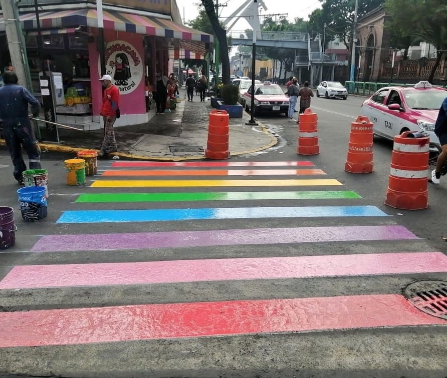 Iztapalapa pinta sus calles de bandera LGBT
