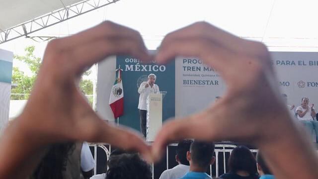 Imagen de un evento de AMLO en Playa del Carmen.