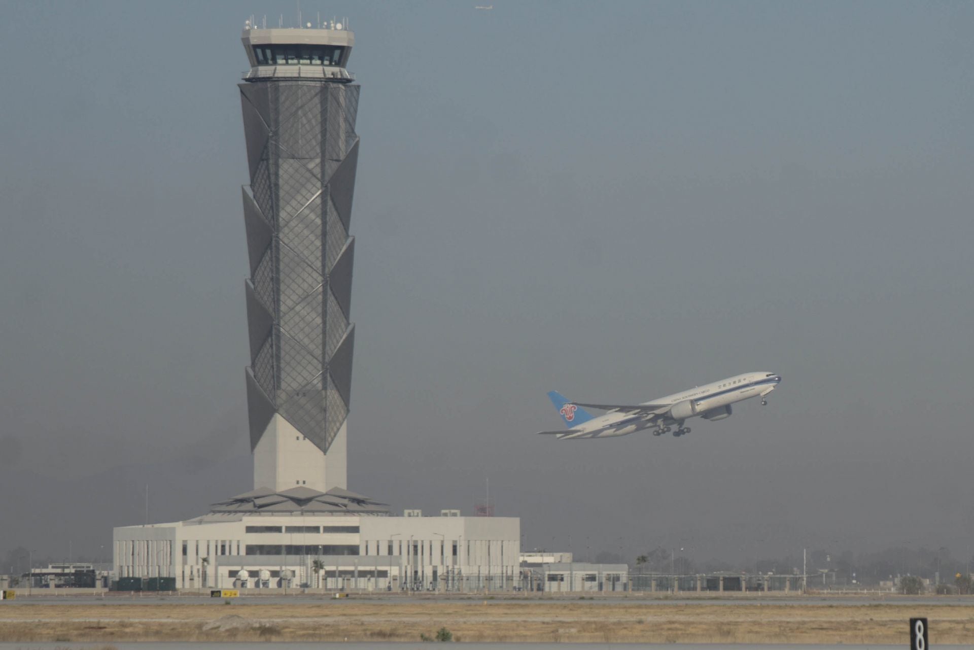 Un vuelo de carga chino despega desde una de las pistas del Aeropuerto Internacional Felipe Ángeles