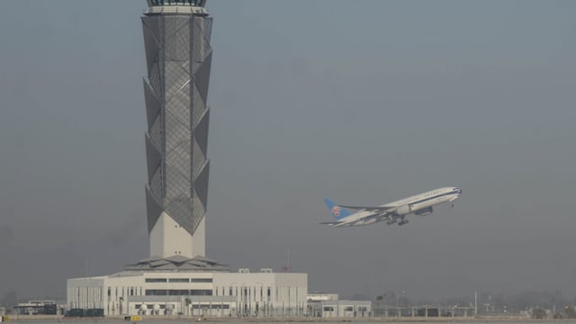 Un vuelo de carga chino despega desde una de las pistas del Aeropuerto Internacional Felipe Ángeles