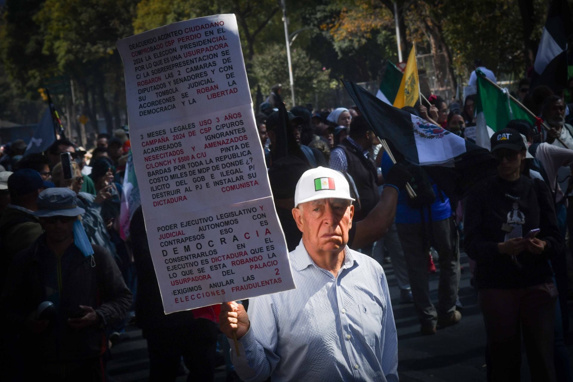 Decenas de personas participaron en la segunda marcha de la "Generación Z" la cual partió del Ángel de la Independencia rumbo al zócalo