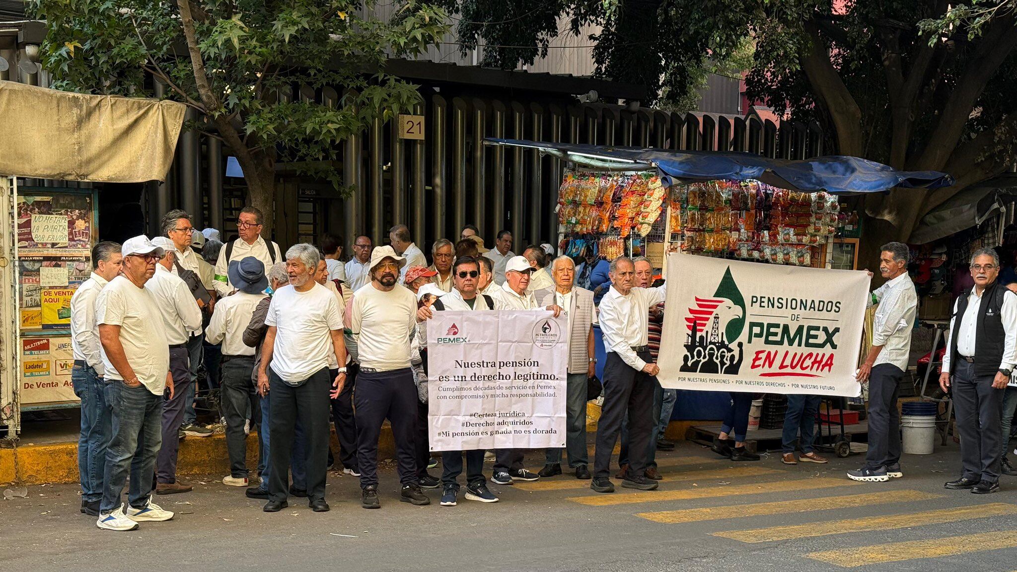 Jubilados de Pemex protestan por tope a pensiones