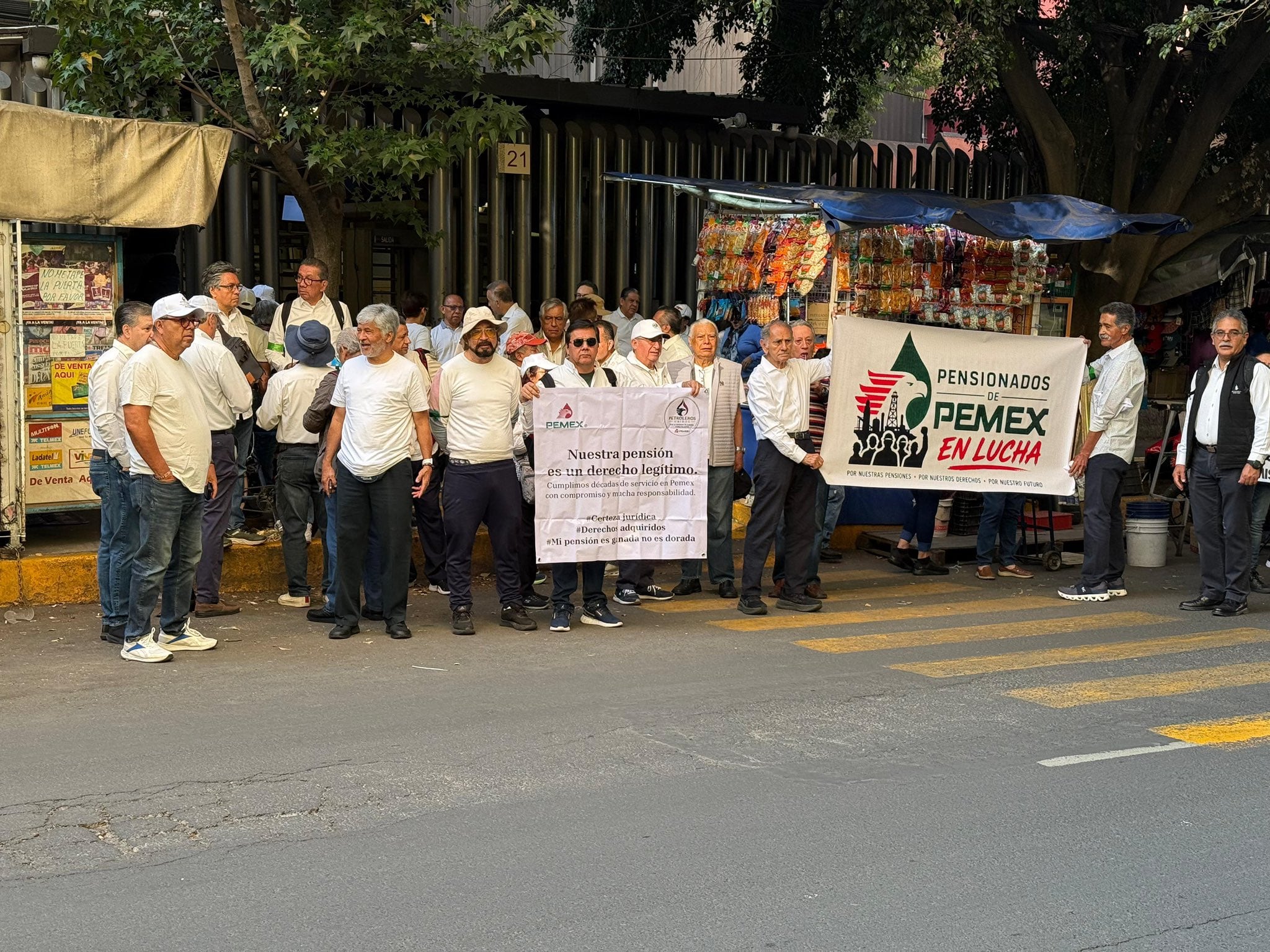 Jubilados de Pemex protestan en avenida Marina Nacional contra tope a pensiones