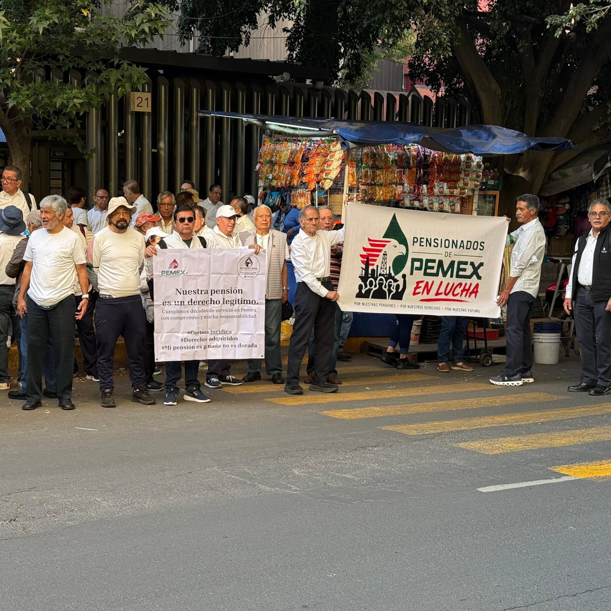 Jubilados de Pemex protestan por tope a pensiones