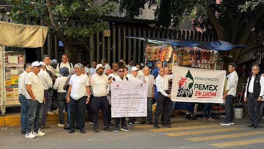 Jubilados de Pemex protestan por tope a pensiones