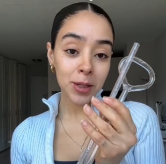 Preocupa a TikTok diciendo que los popotes provocan arrugas