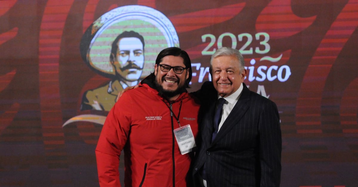 VIDEO: AMLO le cumple sueño a reportero en vivo en la mañanera