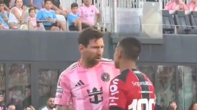 ¡Hace lo que quiere! Captan agresión de Messi a un canterano del Atlas en pleno partido.