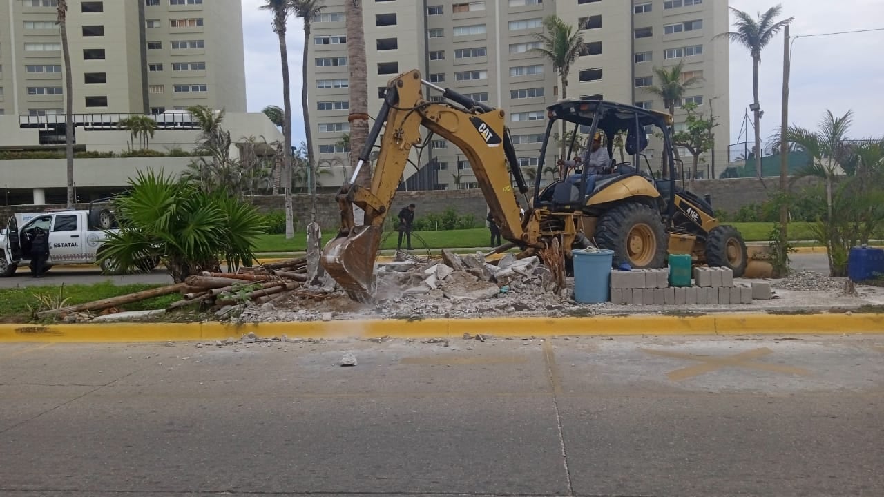 Abelina López libera camellón de Costera Las Palmas