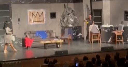 Cristian de la Fuente es abordado por una sugar mommy en plena obra de teatro.