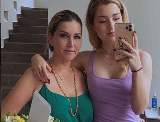 Alicia Villarreal y Melenie Carmona