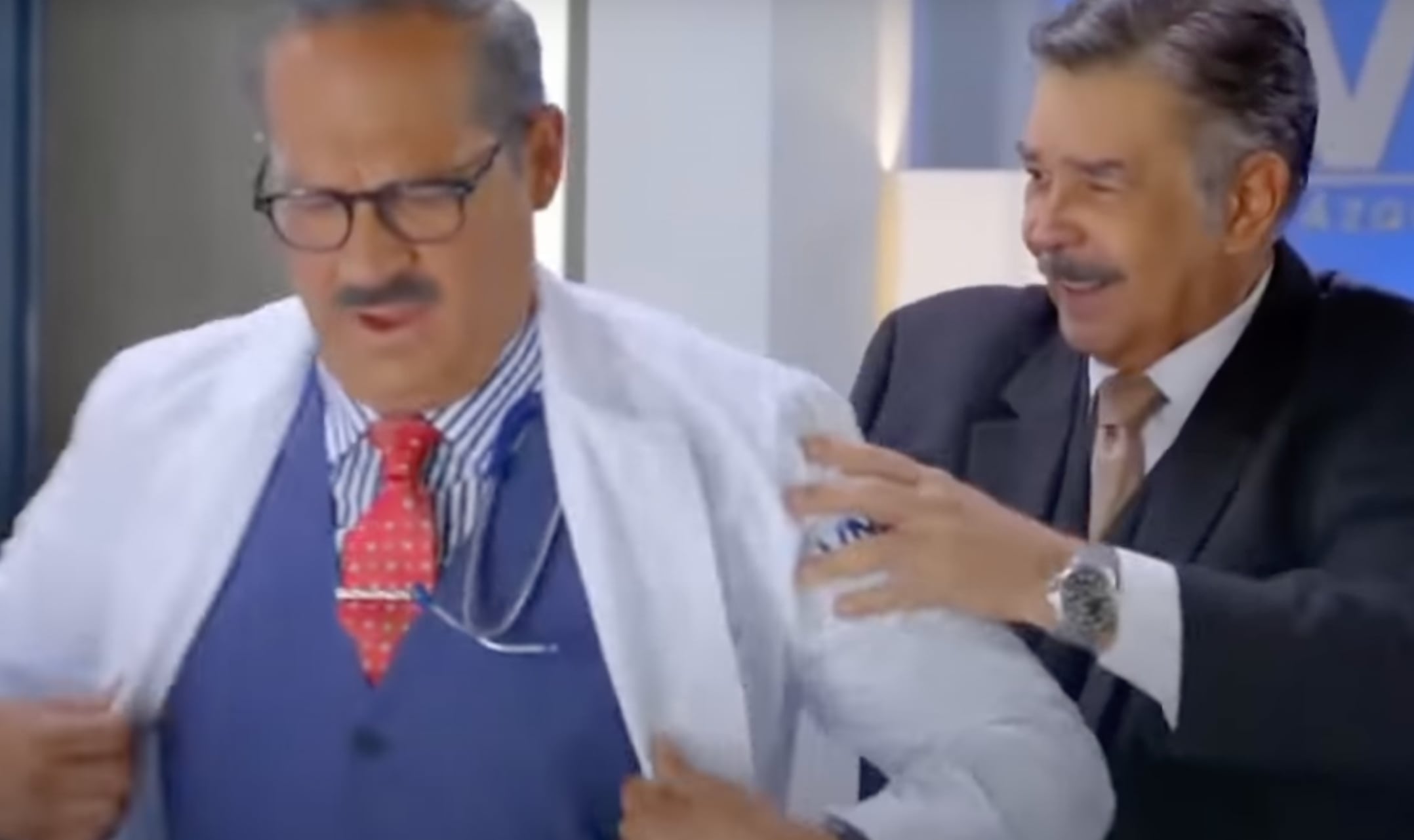 Arath de la Torre como Dr. Cándido Pérez