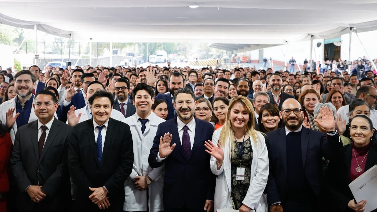 Martí Batres encabeza graduación de 2,113 médicos especialistas del ISSSTE
