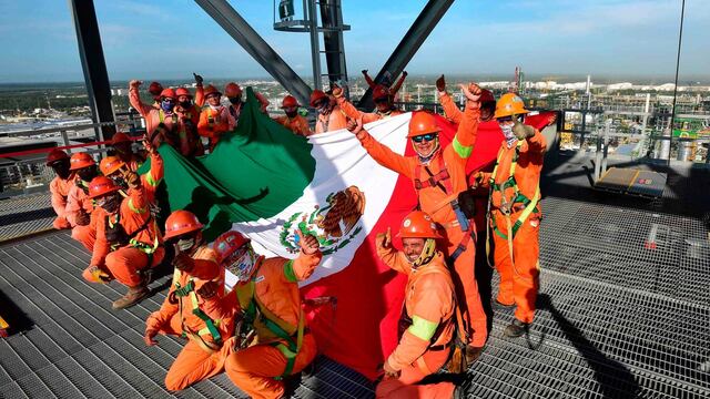 Trabajadores de la Refinería Olmeca Dos Bocas
