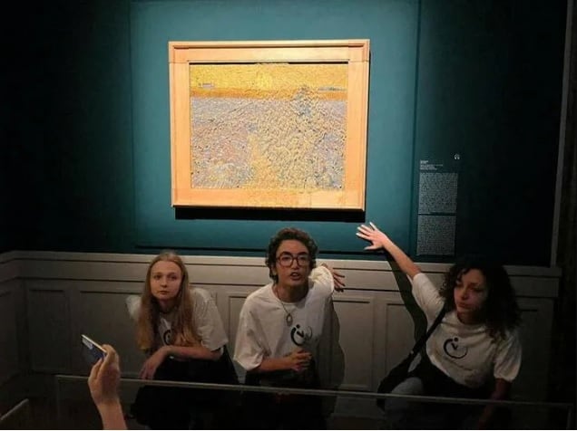 Ambientalistas avientan puré de verdura a obra de Van Gogh
