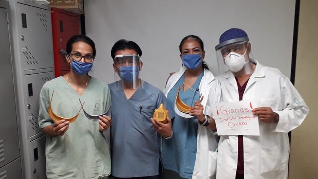 Médicos con las mascarillas.