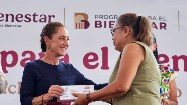 Claudia Sheinbaum Pardo, presidenta de México, durante la entrega de apoyos a beneficiarios de Programas para el Bienestar.
