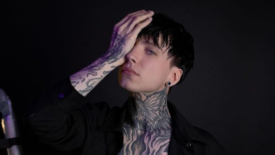 Cry se pone bélico con Tito Double P con trend en playera mojada