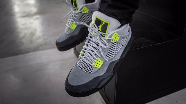 Tenis de colección en la tienda robada.