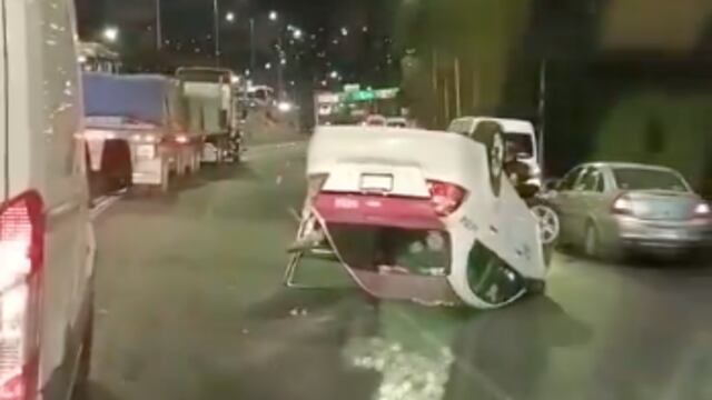 Taxi sufre volcadura a la altura de Río de los Remedios