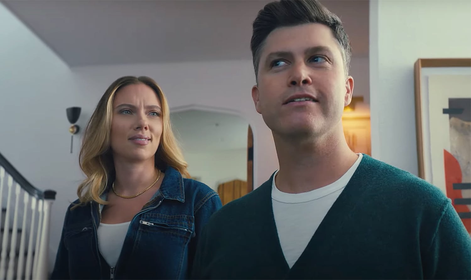 Scarlett Johansson y Colin Jost en comercial de Amazon