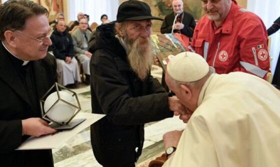 Papa Francisco celebra su cumpleaños en compañía de un indigente