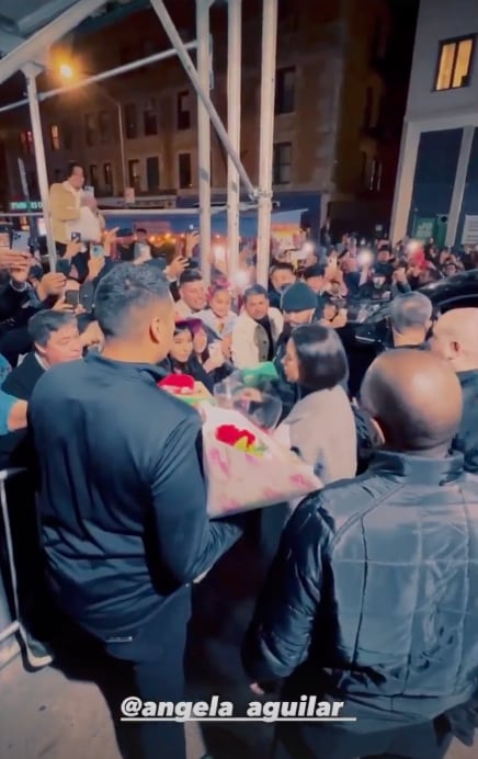 Ángela Aguilar con fans en Nueva York