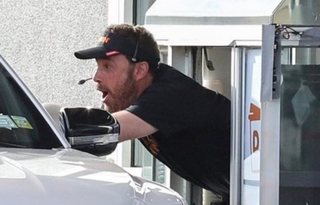 Ben Affleck es visto atendiendo un Dunkin’ Donuts