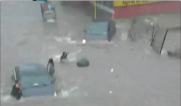 La mujer es arrastrada por la fuerte corriente