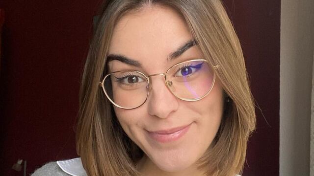 Su vecino estaba masturbándose frente a ella, lo grabó y ahora la tunden por compartir el video